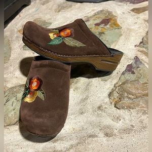Dansko NWOB Floral embroidered slip on clogs 8.5